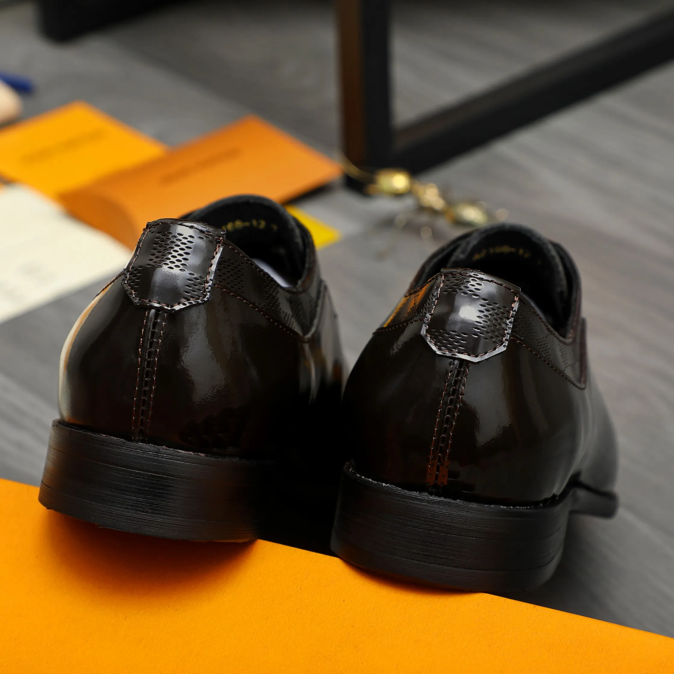 Men's shoes 💰p460 Product trademark: LV (Louis Vuitton) business lace-up leather shoes True size: 39-44 Product material: Selected lacquered cowhide stitching with classic plaid embossed upper, cowhide lining, original rubber outsole
